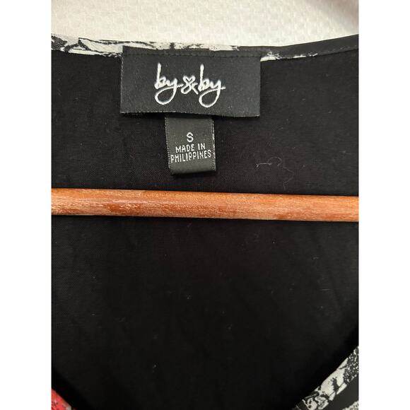 By & By Black Red Split Front/Back Top Lace Floral Print Built-in Tank Small NWT - Picture 6 of 12